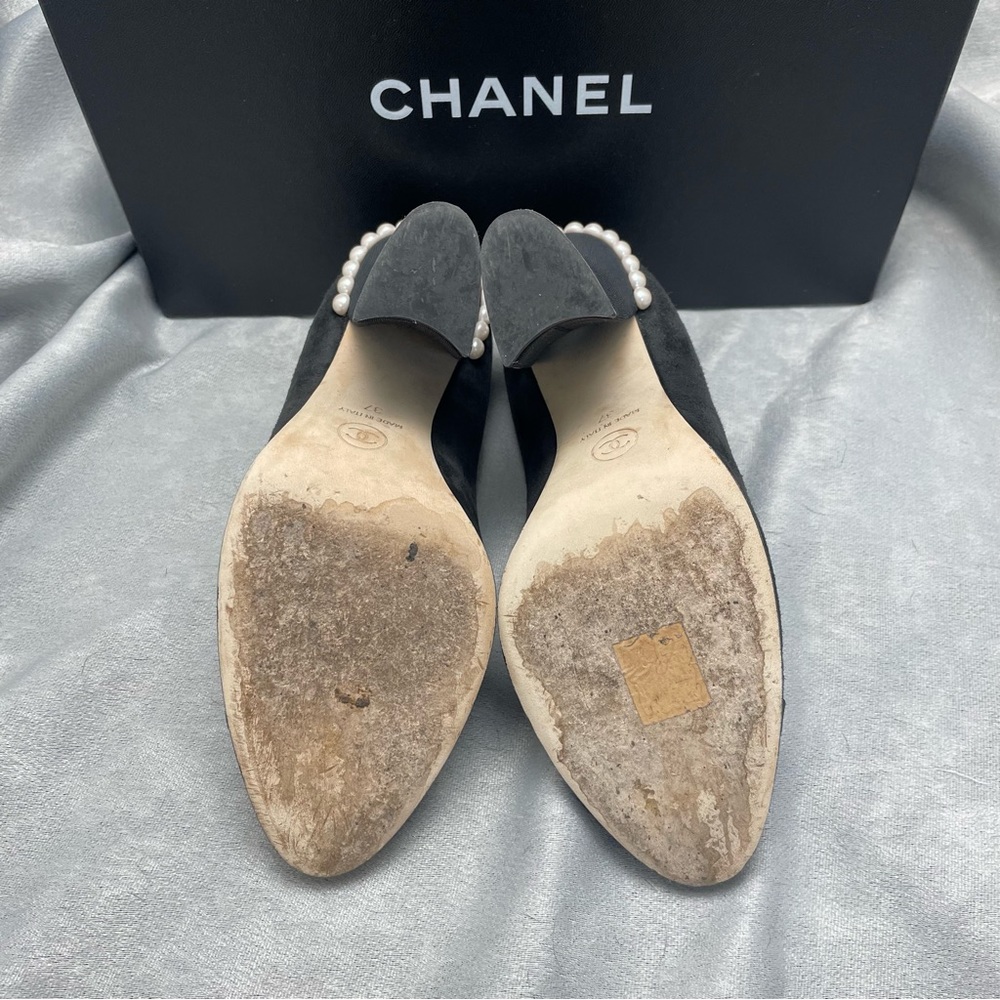 Chanel Black Suede CC Pumps with Pearl-Trim - Picture 2 of 6
